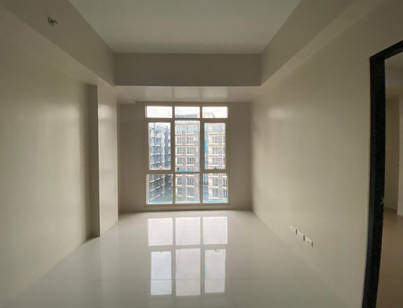 1 Bedroom Unit For Sale in 81 Newport Boulevard, Pasay!