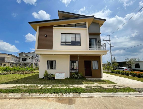 5-bedroom Single Attached House For Sale in Alaminos Laguna