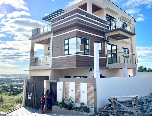 3_storey modern house with 360 degrees  Overlooking View in Taytay