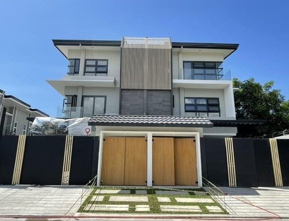 For Sale Premium  Duplex House  with Elevator  in BGC  Taguig City