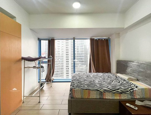 RUSH SALE! Studio Unit For Sale in Makati at Three Central GOOD BUY!