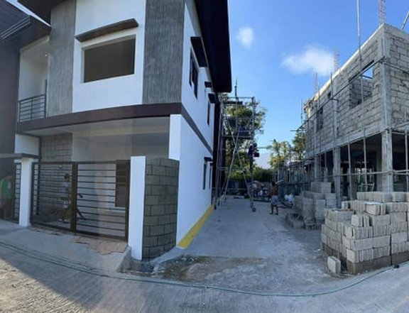 ONE RFO 3 bedrooms Executive Townhouse near Dela Salle Lipa City