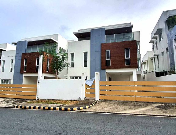 4 bedroom Single Detached House For Sale in Commonwealth Quezon City