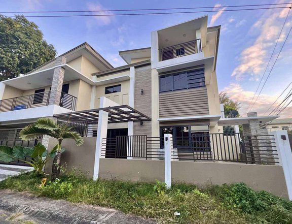 6-bedroom2 Car 3 Storey Single Attached House For Sale in Commonwealth