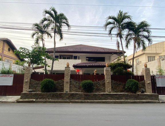 Bungalow House with Pool for Sale in Multinational Village Paranaque