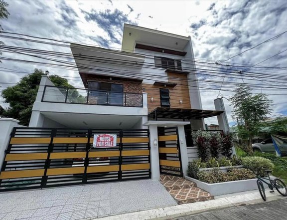 FOR SALE: 5 Bedroom House and Lot in Multinational Village, Paranaque