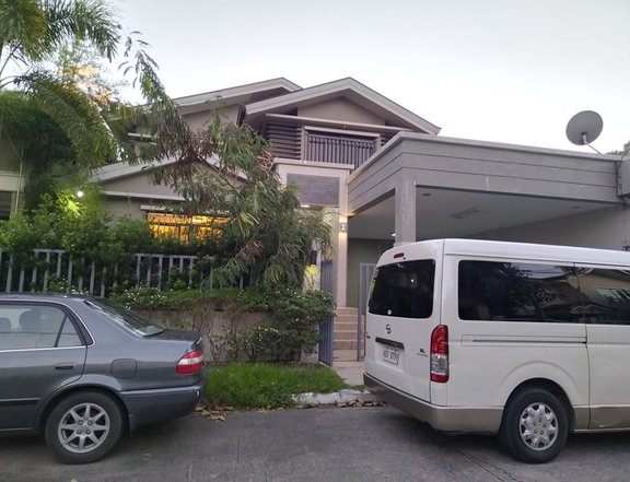 5BR Modern House For Rent in Tahanan Village Paranaque City