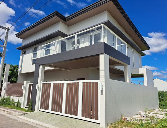 212 sqm - 5 Bedrooms House and Lot For Sale in Greenwoods Cainta