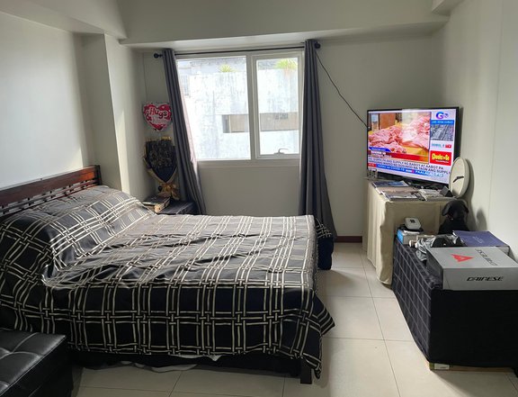For Sale - Studio Unit at The Columns Makatii