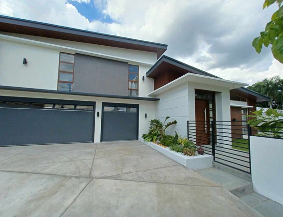 Modern 4-BR house with swimming pool in Angeles city near Clark