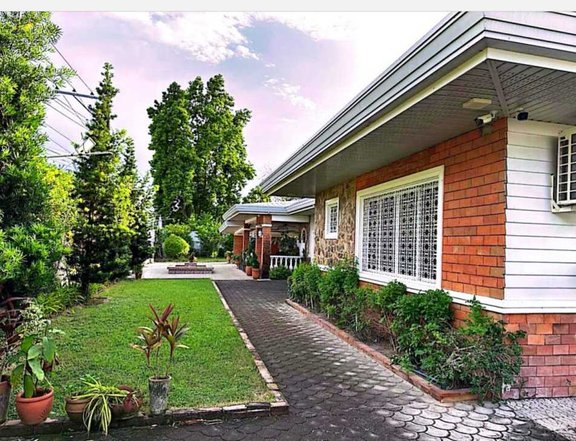 FOR SALE BUNGALOW HOUSE WITH HUGE GARDEN AND SWIMMING POOL IN PAMPANGA