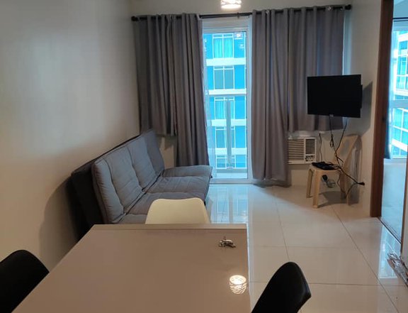 Spacious 1 Bedroom with parking in Madison Parkwest BGC for Sale - Semi Furnished