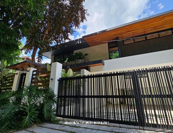 5-bedroom Single Detached House For Sale in Quezon City / QC