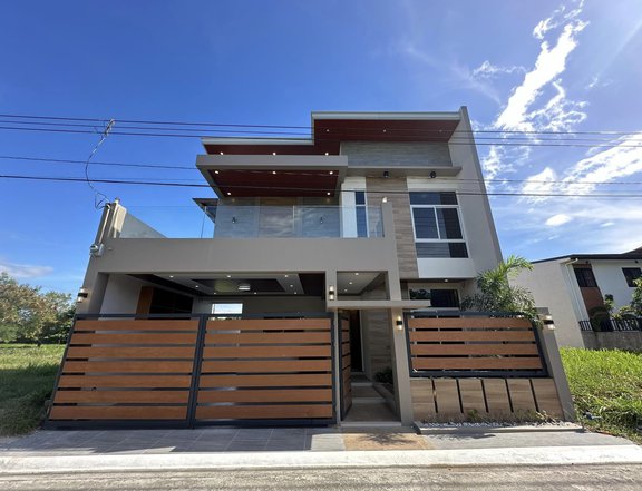 4-bedroom House For Sale in Angeles Pampanga