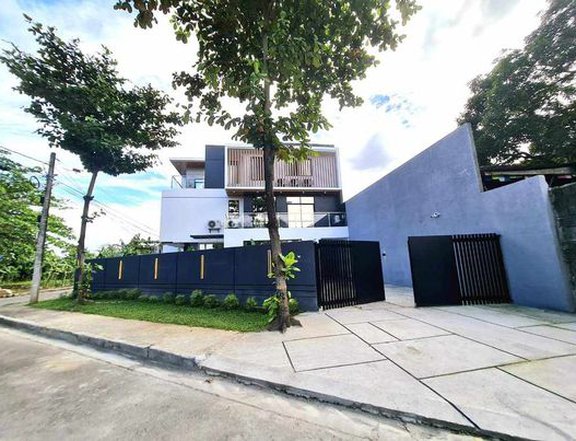 5-bedroom Corner House and Lot For Sale in West Fairview Quezon City