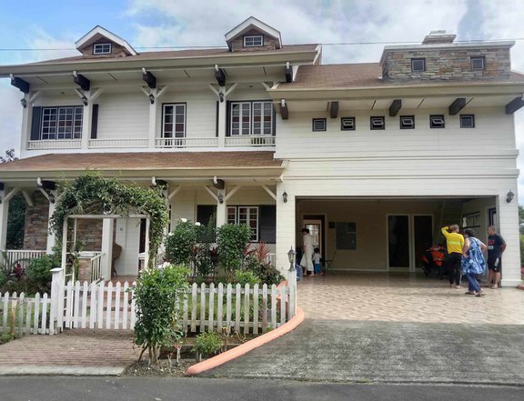 5-bedroom Single Detached House For Sale in Tagaytay Highlands