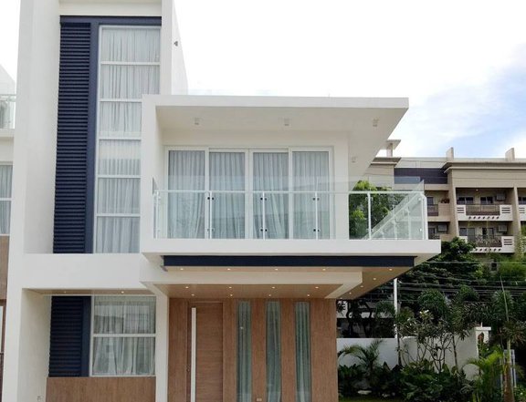 Elise 4 Bedroom townhouse for sale BGC/ Market market /Mc Kinley Hills