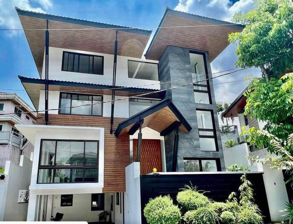 5Bedroom Single Detached House For Sale in Commonwealth Quezon City
