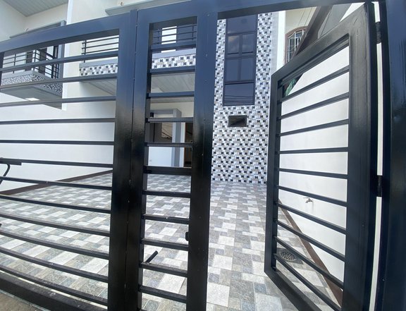 5-bedroom Townhouse For Sale in Cainta Rizal