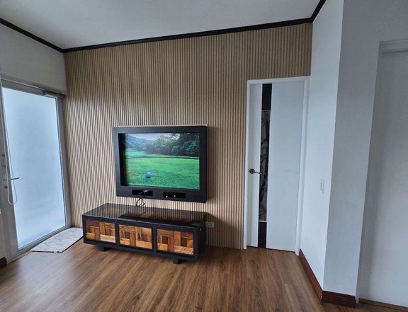 1 Bedroom with balcony and parking in Two Serendra Meranti for lease