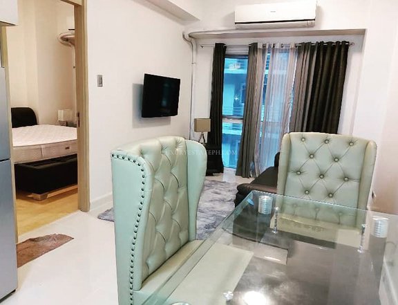 For Sale: Signa Designer Residence 1-BEDROOM Condo in Salcedo Village Makati