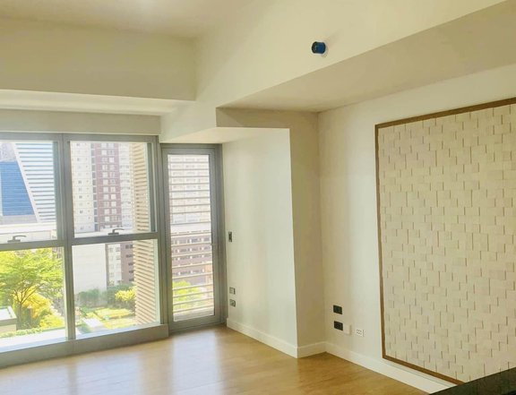 Preselling High end condo for sale in BGC near St Lukes Medical Center