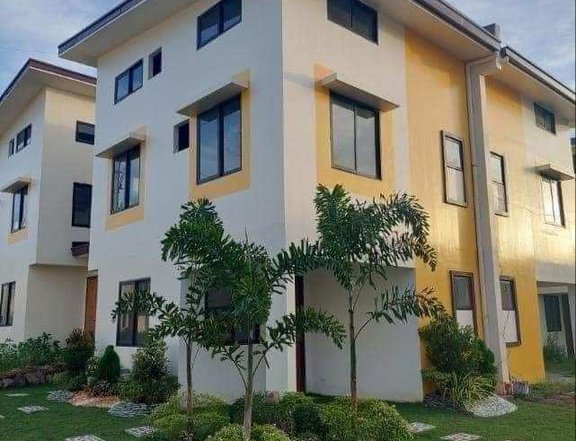 3 storey townhouse in Binangonan