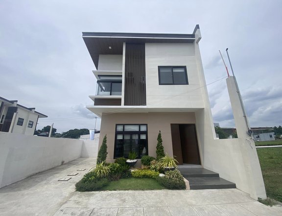 SINGLE ATTACHED WITH 3-4 BEDROOMS HOUSE AND LOT FOR SALE NEAR MINDANAO AVENUE CORNER QUIRINO HIGHWAY