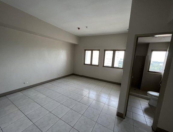 SPACIOUS STUDIO UNIT CONDO FOR SALE IN SUNTRUST CAPITOL PLAZA QUEZON CITY NEAR SCHOOLS AND CHURCHES