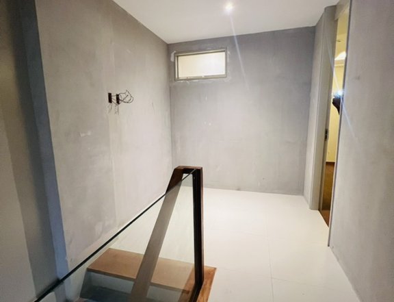 HOUSE AND LOT FOR SALE IN SAN JUAN MANDALUYONG WITH ELEVATOR AND 4 PARKING