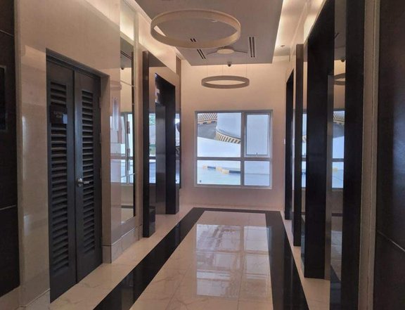 Modern 1-Bedroom Unit at Pioneer Woodlands  Only 2,800,000!