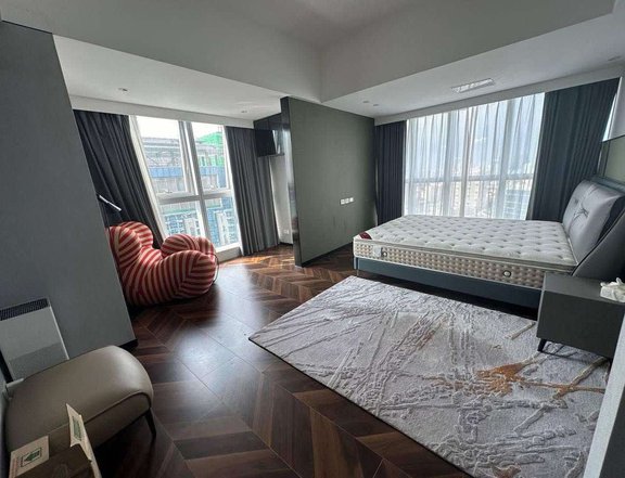 FOR SALE: Penthouse Duplex in BGC Uptown