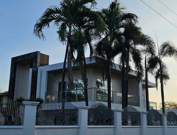 Spacious 6-bedroom Modern House For Sale in Cainta Rizal