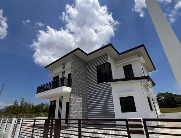 5-bedroom Single Detached House For Sale in Lipa Batangas