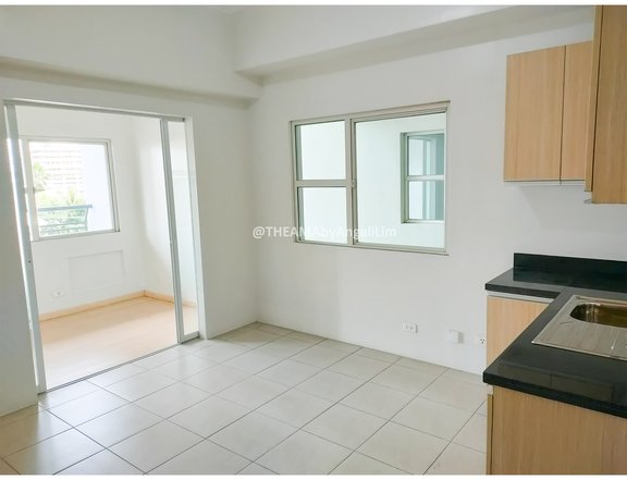 5J 36 sqm. High Rise Condo Clean 1BR Studio for Sale with Balcony