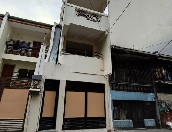 HOUSE AND LOT IN MANDALUYONG NEAR MAKATI AREA FLOOD FREE