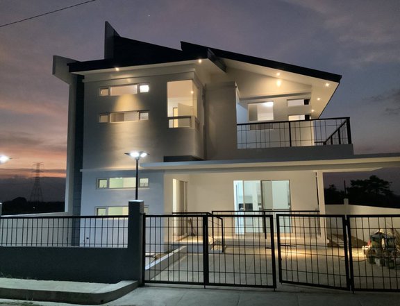 BRAND NEW HOUSE AND LOT (HINDI TINIPID SA MATERIALES)