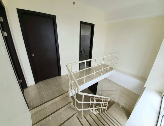 Penthouse 93 sqm BI Level with balcony Condo in Tiendesitas along c5