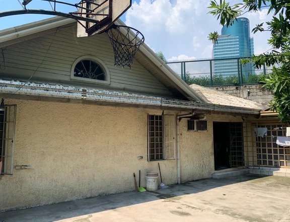 OLD HOUSE AND LOT AT WHITE PLAINS, QUEZON CITY
