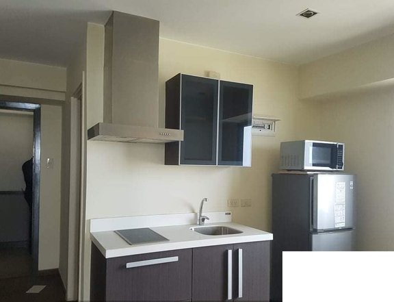 Foreclosed 37.85 sqm 1-bedroom with Parking Residential Condo For Sale in Makati