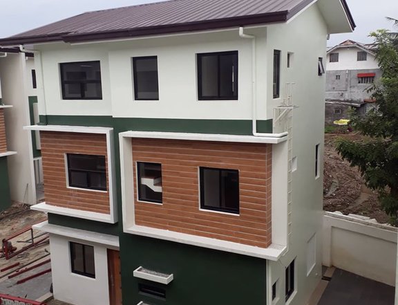 SINGLE ATTACHED 3 STOREY FULLY FITTED HOUSE IN VISAYAS AVENUE QC