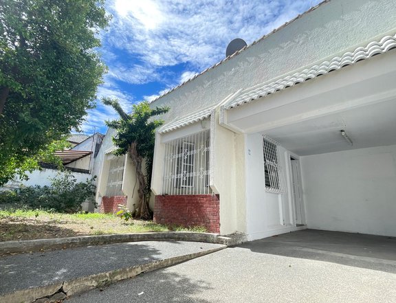Old 3 bedroom house in BF Executive Triangle along concha cruz
