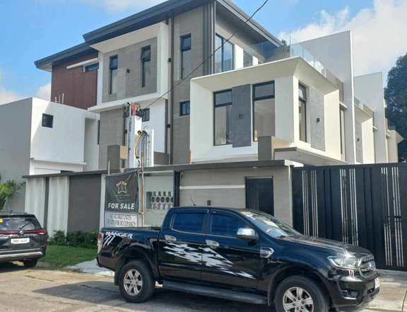 Ready For Occupancy 5-bedroom Townhouse For Sale in Abelardo, Paranaque