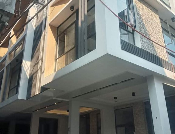 5-bedroom Townhouse For Sale in Quezon City / QC Metro Manila near banawe St.