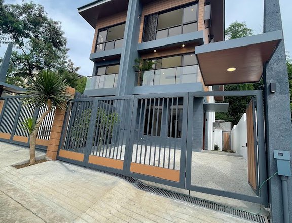 3 Storey Duplex House with 4 Bedrooms!! RFO Units