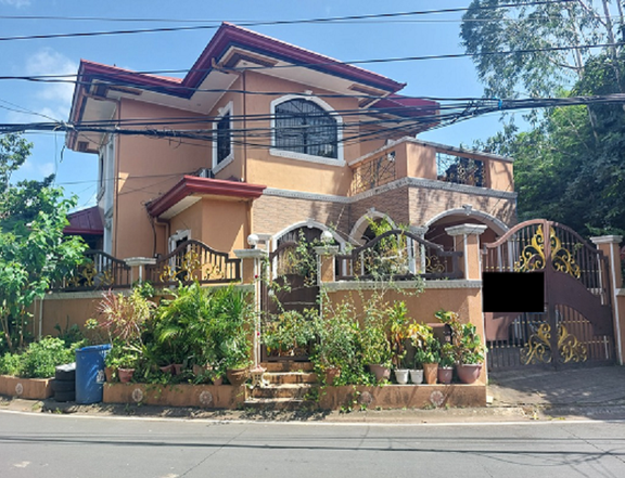 Corner lot House for Sale in BF Resort Village Las Pinas City