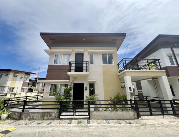 Furnished 2 storey 3-bedrooms & 3 TB  Single detached House for Rent