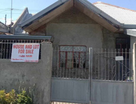 A house and lot with clean title spacious and has a 3 bedrooms can park max. 4cars at Paniqui Tarlac