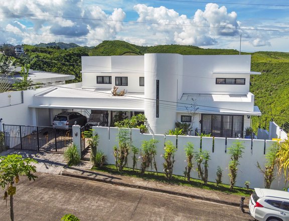 Fully Furnished, Modern White Mansion overlooking CCLEX