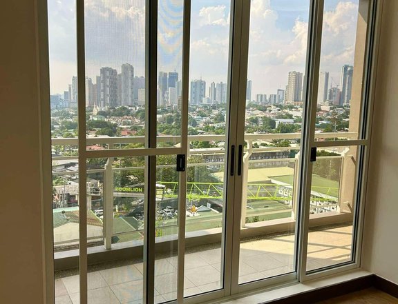 Bright flat in downtown Manila, high floor with nice view and in serviced area